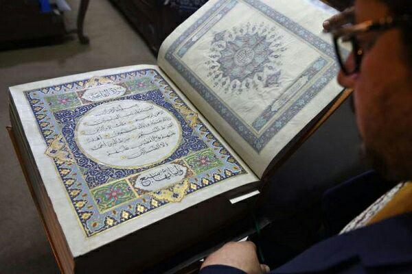 تصویر رونمایی از قرآن ابریشمین در افغانستان