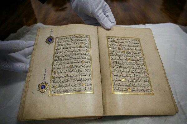 تصویر بازگردانده شدن نسخه ۵۰۰ ساله قرآن به موزه‌ای در استانبول