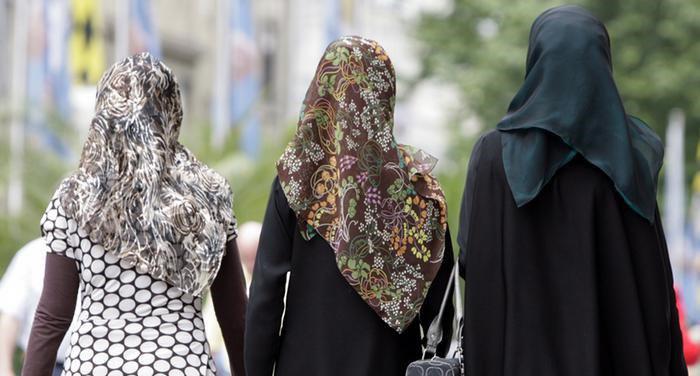 تصویر زن مسلمان اهل ویرجینیا به خاطر حجاب اسلامی از شغلش اخراج شد