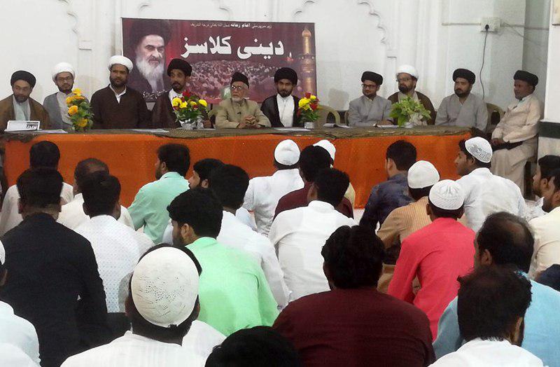 تصویر برگزاری جلسه هفتگی مبلغان در دفتر آیت الله العظمی شیرازی در هندوستان