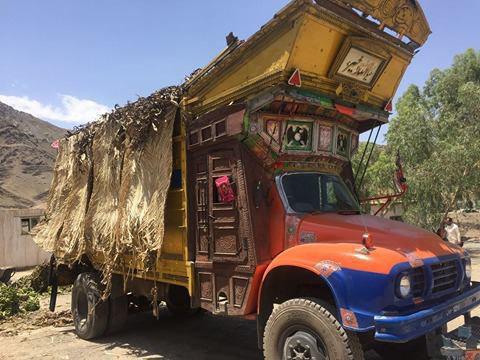 تصویر کشف کامیون مملو از مواد مورد نیاز برای ساخت بمب در افغانستان