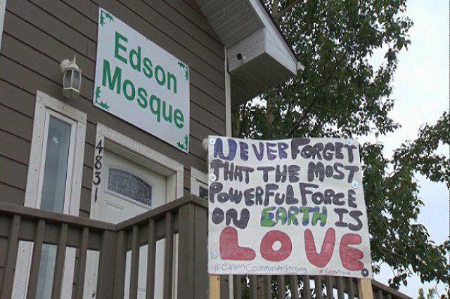 تصویر حمایت مردم از مسلمانان بعد از حمله به مسجدی در کانادا