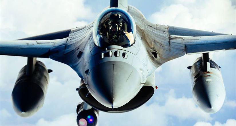تصویر بحرین 16 فروند جنگنده اف 16 از آمریکا خریداری می‌کند