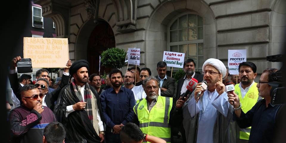 تصویر برگزاري تجمع محکوميت تخريب بقيع، در مقابل سفارت عربستان در لندن پایتخت انگلیس