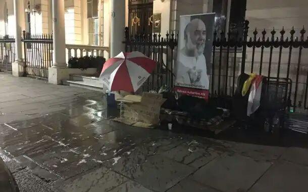 تصویر تلاش عوامل سفارت بحرین در لندن برای پایان تحصن یک معترض