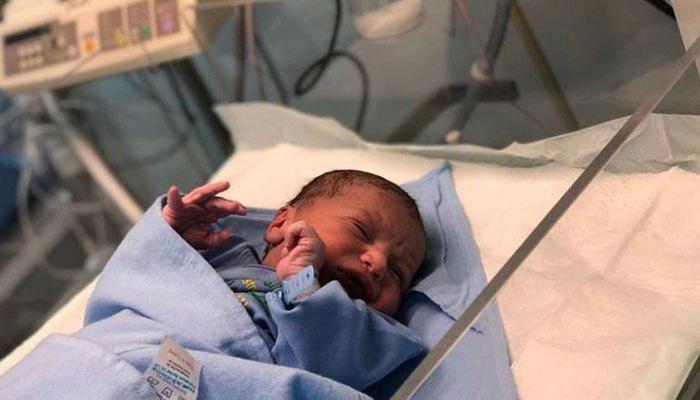 تصویر یک نوزاد در صحرای عرفات متولد شد