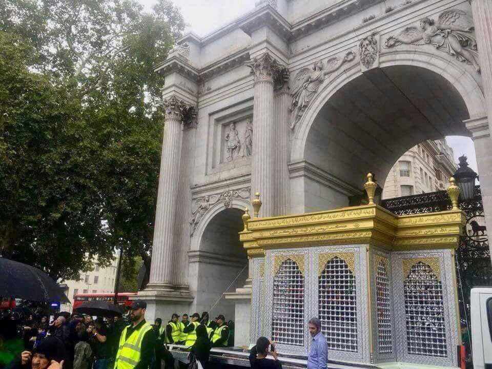 تصویر نمایش ماکت ضریح حرم مطهر امام حسین علیه السلام در میدان «ماربل آرچ» لندن