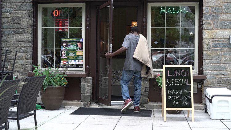 تصویر رستوران‎دار مسلمان به «وصیت مادر» به افراد بی‎خانمان غذا می‌دهد