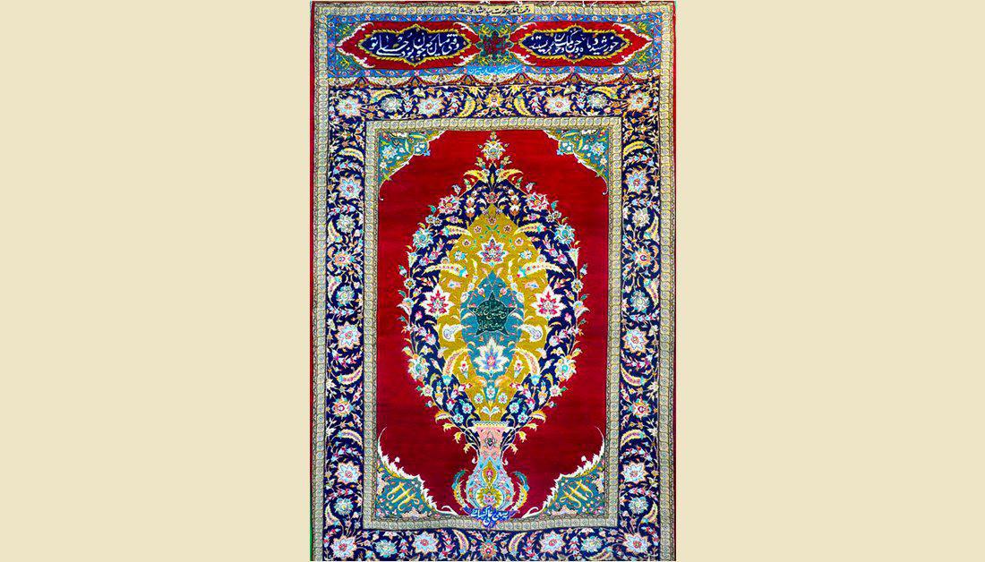 تصویر رونمایی از قالیچه ای نفیس در آستان مقدس حسینی