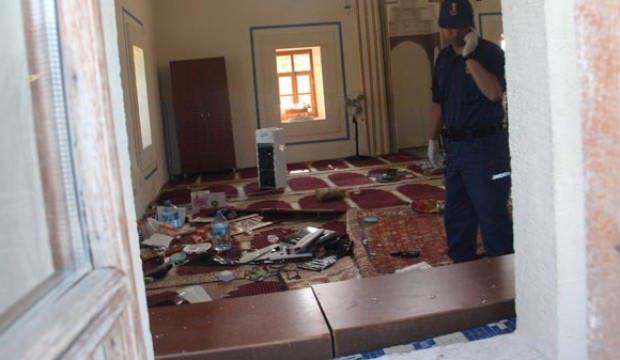 تصویر حمله افراد ناشناس به یک مسجد در ترکیه
