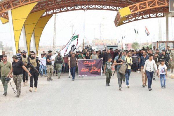 تصویر اولین پیاده‌روی اربعین حسینی زائران موصلی پس از آزادی شهر