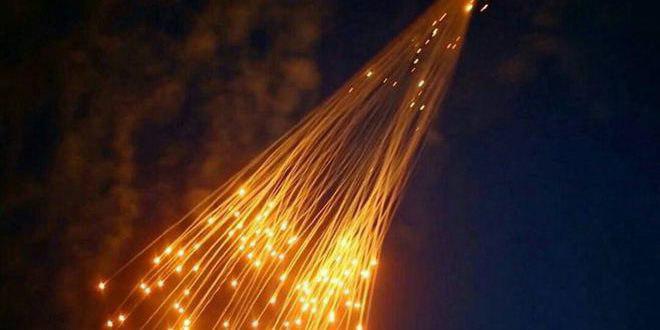 تصویر حمله هوایی ائتلاف بین‌المللی به حومه دیرالزور با بمب‌های فسفری
