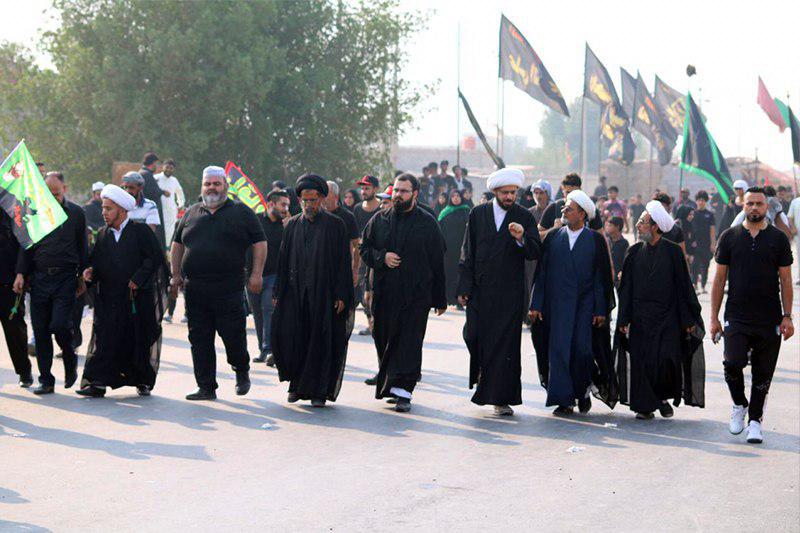 تصویر شرکت مسئولان دفتر آیت الله العظمی شیرازی در راهپیمایی میلیونی اربعین حسینی