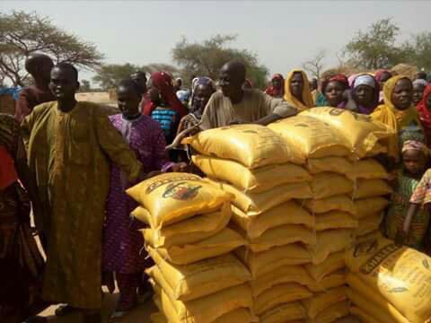تصویر توزیع بسته های کمکی توسط شیعیان نیجر در بین نیازمندان