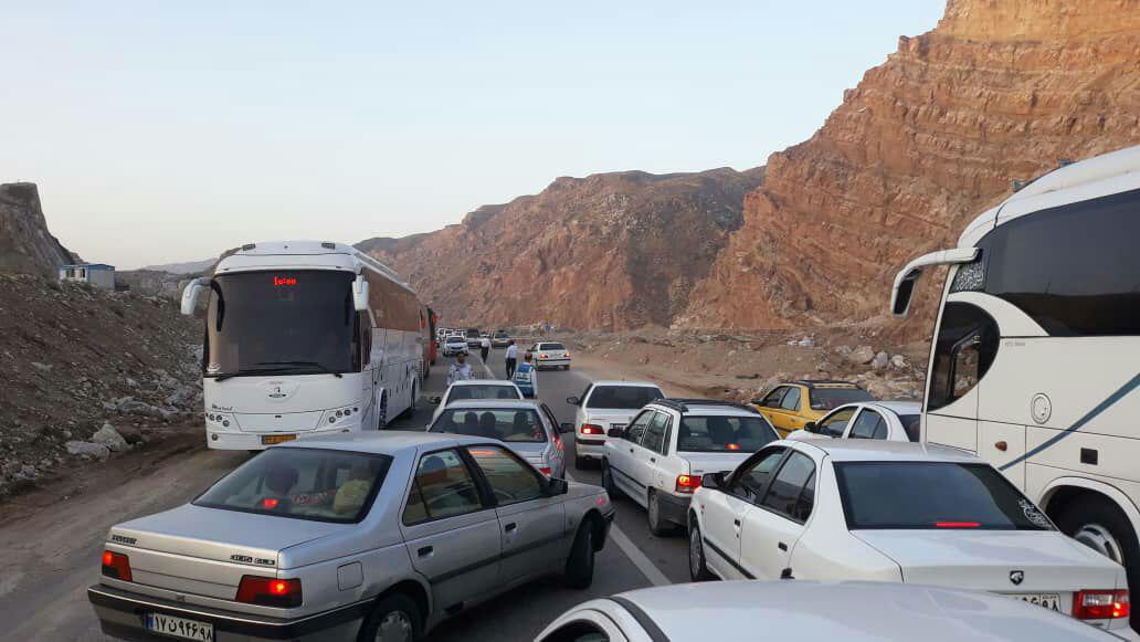 تصویر ازدحام شدید در مرز مهران به دلیل خروج خودروها