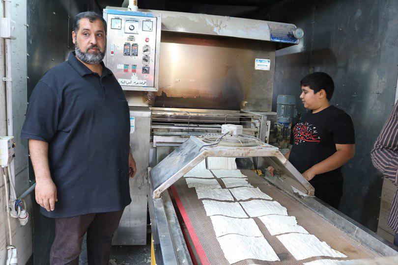 تصویر توزیع روزانه 4 تن نان در میان موکب های خدمت رسان به زائران حسینی در کربلای معلی