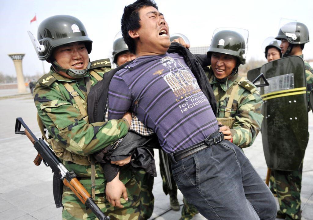 تصویر بازداشت تولیدکننده فیلمی که جنایات علیه مسلمانان اویغور را به تصویر کشید