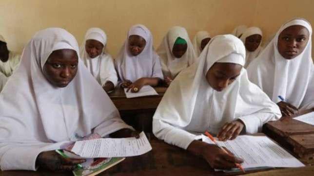 تصویر خشم گسترده مسلمانان از اخراج دختران محجبه از مدرسه ای در نیجریه