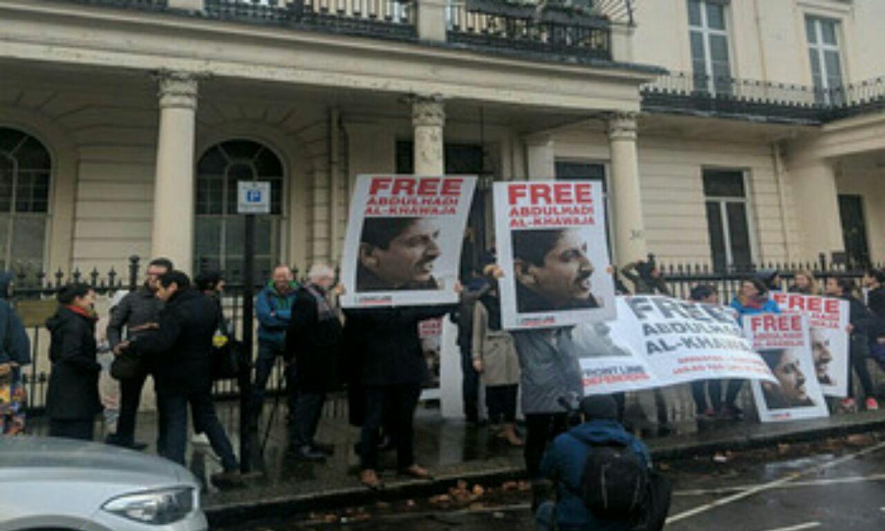 تصویر تجمع فعالان حقوق بشر در برابر سفارت بحرین در لندن