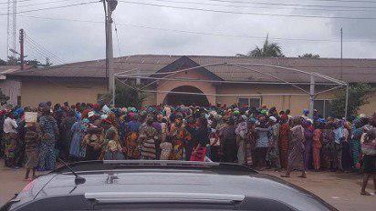 تصویر کمک های یک بانوی مسلمان نیجریه ای به بیوگان مسیحی