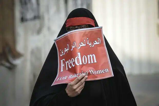 تصویر شکنجه بانوان شیعه بحرینی در زندان های آل خلیفه