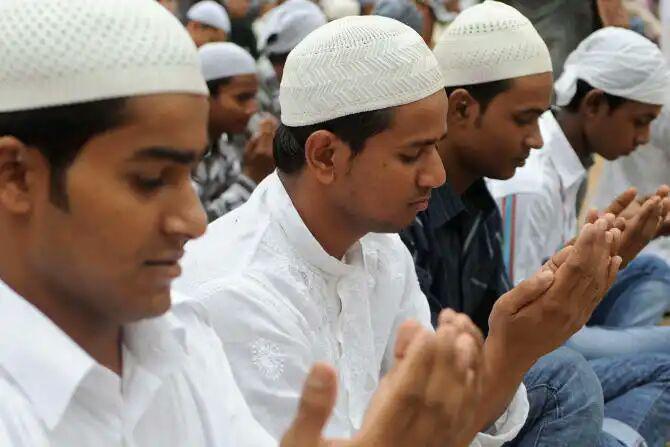 تصویر تنها سه شرکت هندی به مسلمانان اجازه نماز خواندن در فضای کارخانه را دادند