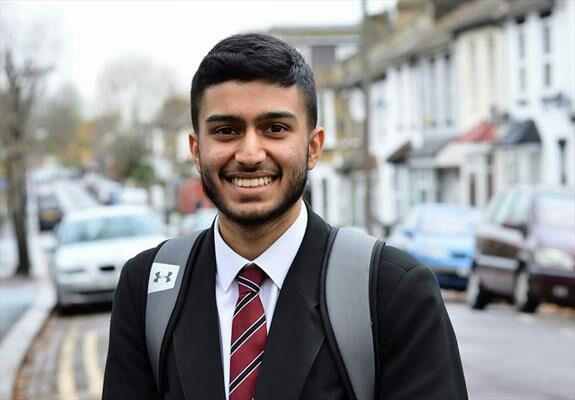 تصویر موفقیت یک نوجوان مسلمان در به دست آوردن یکی از گران‌ترین بورس‌های تحصیلی بریتانیا
