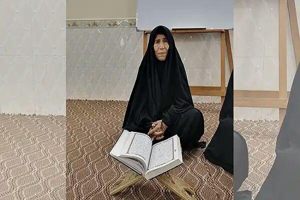 تصویر رکورد شکنی بانوی 90 ساله ی شیعه ی عراقی، در حفظ کل قرآن