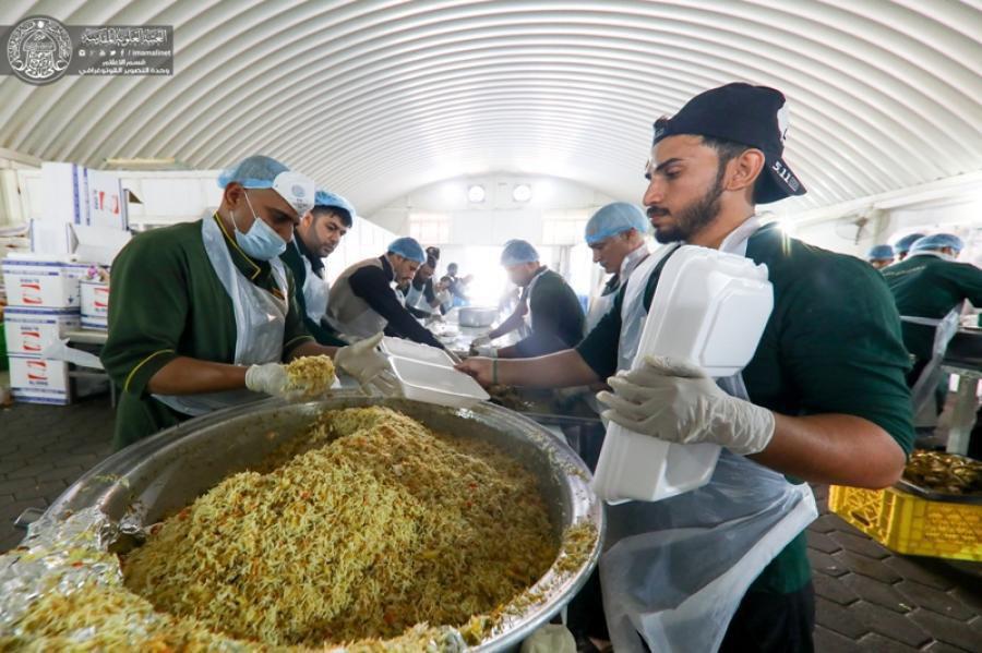تصویر توزیع ده ها هزار بسته غذایی در آستان مقدس علوی