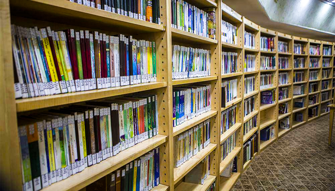 تصویر اهدای هزاران جلد کتاب به کتابخانه آستان مقدس حسینی
