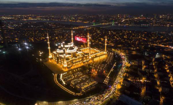 تصویر درهای بزرگ‌ترین مسجد ترکیه به روی نمازگزاران باز شد