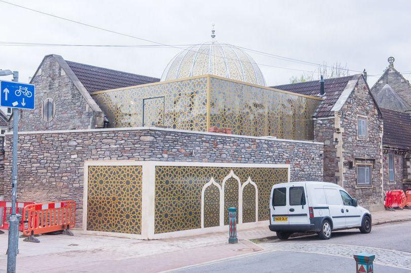 تصویر حمله نژادپرستانه با میله فلزی به یک مسلمان در مسجد بریستول