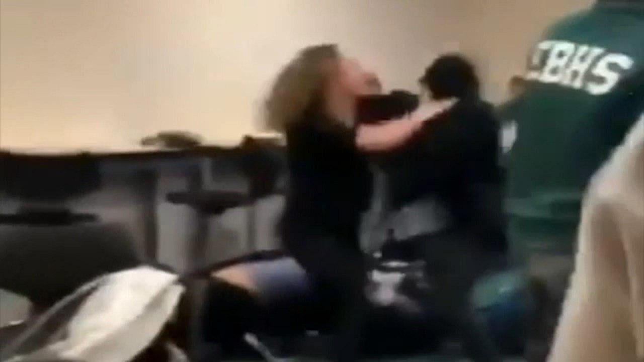 تصویر حمله و ضرب و شتم دختر مسلمان آمریکایی در مدرسه