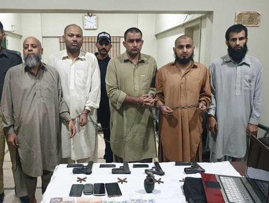 تصویر بازداشت 5 عضو داعش در کراچی