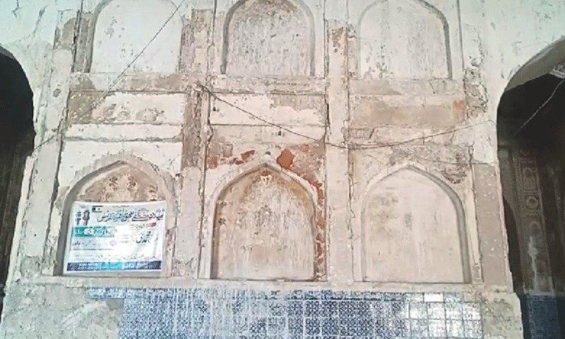 تصویر تخریب بخش‌هایی از مسجدی تاریخی در پاکستان
