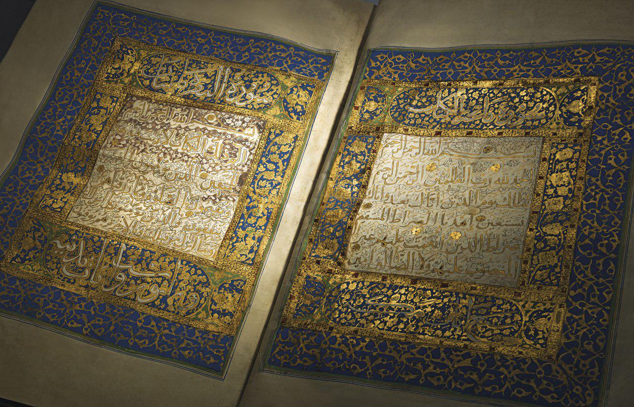 تصویر عرضه ی یک قرآن تاریخی، در حراجی هنرهای اسلامی در لندن