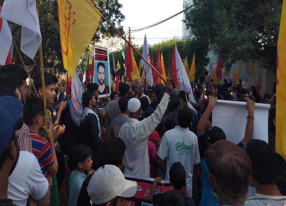 تصویر در اعتراض به مفقود شدن شیعیان؛  خانواده شیعیان ربوده شده پاکستان مقابل منزل رئیس جمهور تحصن کردند
