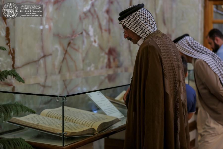 تصویر برگزاری نمایشگاه نسخ خطی و قرآن منسوب به امیرالمومنین علیه السلام در شهر مقدس نجف
