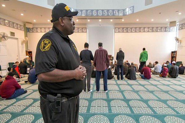 تصویر استخدام محافظ مسلح برای مساجد آمریکا در ماه رمضان