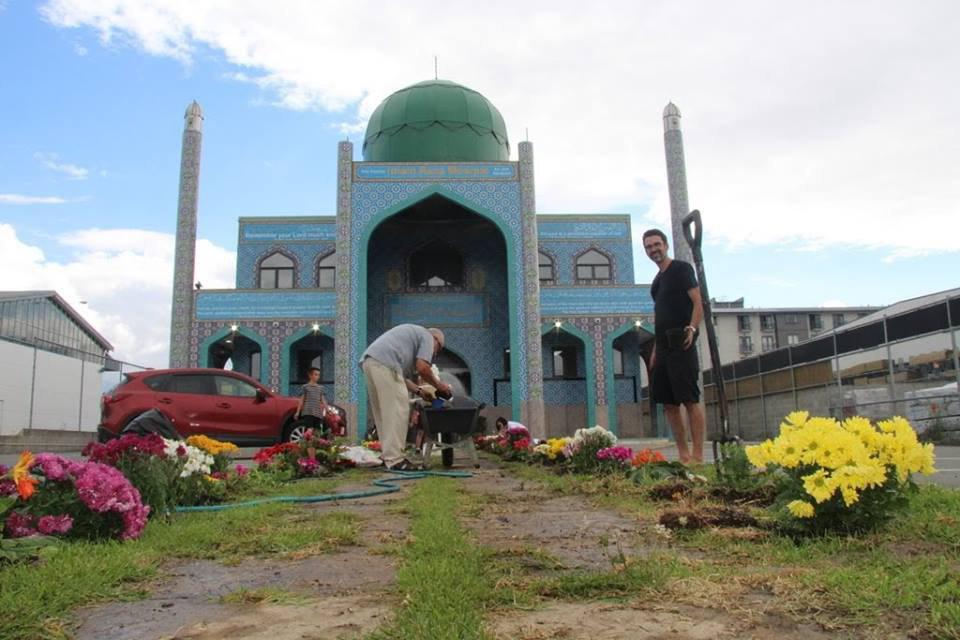 تصویر گل کاری مسجد شیعیان توسط مردم نیوزیلند