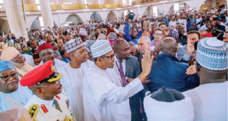 تصویر فریاد اعتراض شیعیان نیجریه در مسجدی که «بوهاری» نماز اقامه کرد