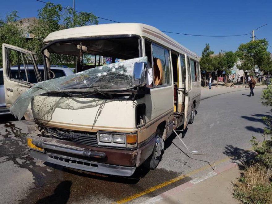 تصویر انفجار بمب در مینی‌بوس حامل کارمندان وزارت حج افغانستان