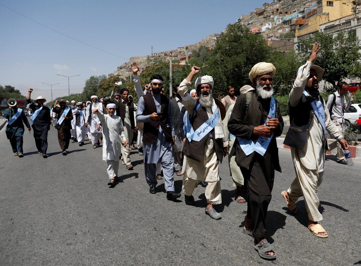 تصویر ربودن اعضای گروه «پیاده‌روی صلح» افغانستان توسط سنی های تندروی طالبان