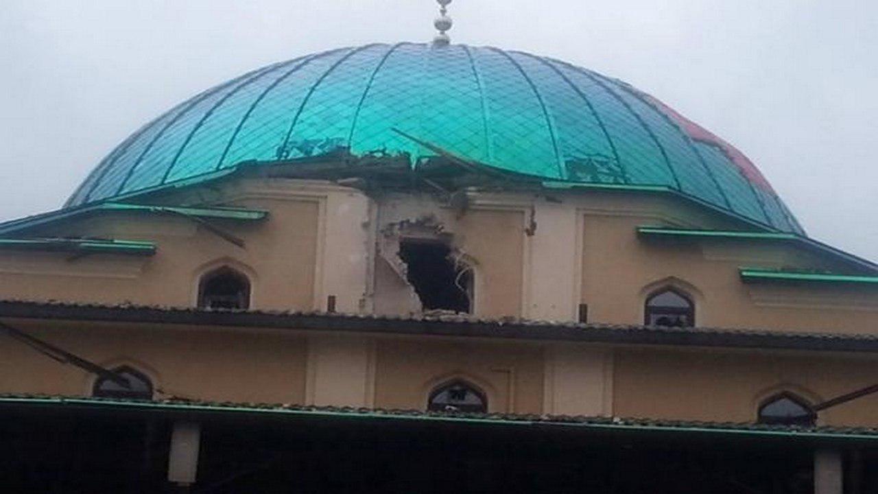 تصویر گلوله باران مسجدی در شهر دونتسک همزمان با برپایی نماز عید فطر