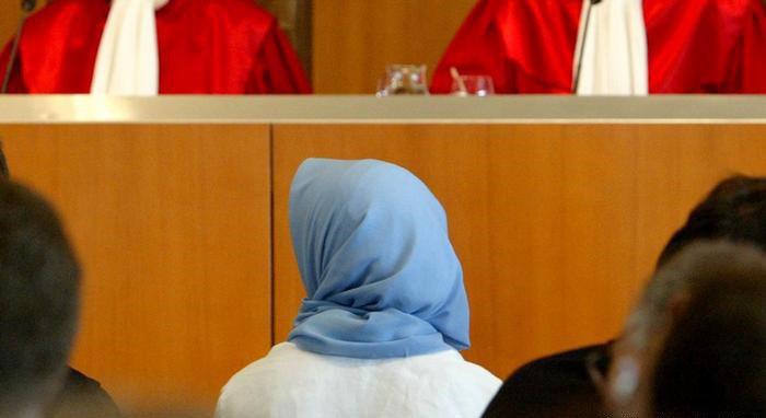 تصویر اعتراض به قانون ممنوعیت نمادهای مذهبی در دادگاه‌های آلمان