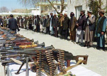 تصویر تسلیم شدن ۲۵ عضو طالبان به نیروهای امنیتی افغانستان
