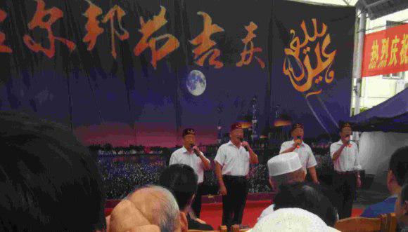 تصویر اجبار مسلمانان چین به خواندن آوازهای کمونیستی