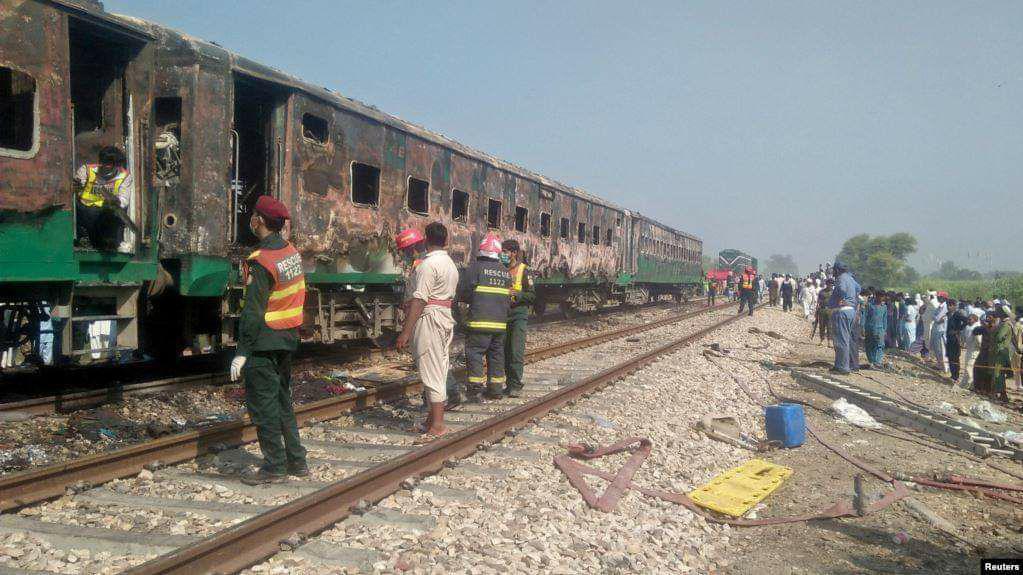 تصویر جانباختن دست کم 65 نفر بر اثر آتش سوزی قطار در پاکستان