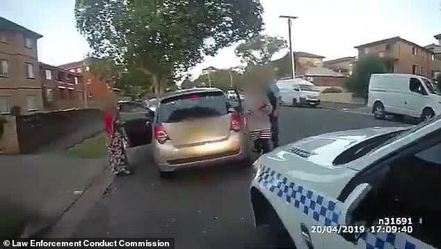 تصویر مزاحمت بی رحمانه افسر پلیس استرالیایی برای 2 بانوی محجبه