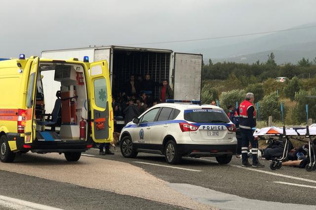 تصویر پلیس یونان:پیدا کردن ۴۱مهاجر افغان در کامیون یخچال دار